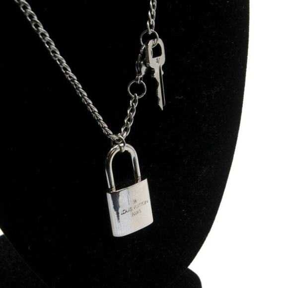 Louis Vuitton Silver LV Signature Padlock Key Graphite Plaquette 22in Necklace - Picture 6 of 7